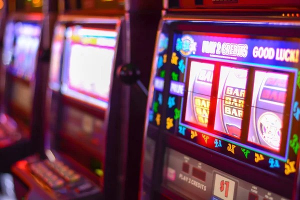 Live Qiu Qiu table on mpo808 with dealer and multiple players